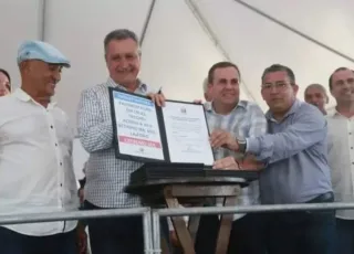 Prefeito de Lajedão comemora assinatura da ordem de serviço do asfalto que dá acesso a Vila Betinho na BA 693