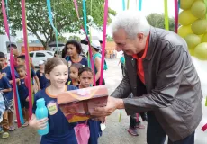 Prefeito de Medeiros Neto, Beto Pinto realiza festa do Mês das Crianças no Estádio Municipal