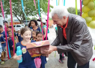 Prefeito de Medeiros Neto, Beto Pinto realiza festa do Mês das Crianças no Estádio Municipal