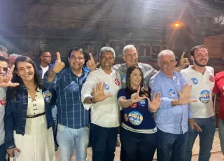 Prefeito de Medeiros Neto, Beto Pinto recebe Jerônimo Rodrigues e caravana durante ato de campanha na Praça Sete
