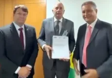 Prefeito de Medeiros Neto entrega projeto da barragem do Rio Itanhém ao ministro Rui Costa