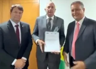 Prefeito de Medeiros Neto entrega projeto da barragem do Rio Itanhém ao ministro Rui Costa