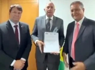 Prefeito de Medeiros Neto entrega projeto da barragem do Rio Itanhém ao ministro Rui Costa