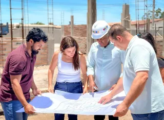Prefeito de Prado, secretária de Saúde e equipe técnica acompanha obras da nova Unidade Básica de Saúde
