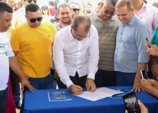 Prefeito de Teixeira de Freitas assina ordem de serviço que  deu inicio a pavimentação da Avenida das Galáxias nesta quinta (12)