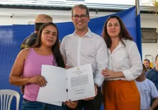 Prefeito de Teixeira de Freitas entrega títulos de regularização fundiária e garante segurança jurídica aos moradores
