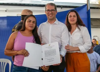 Prefeito de Teixeira de Freitas entrega títulos de regularização fundiária e garante segurança jurídica aos moradores