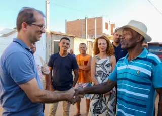 Prefeito de Teixeira de Freitas visita bairro e anuncia obra de recomposição do local