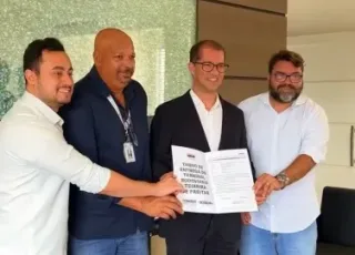 Prefeito Dr. Marcelo Belitardo assina documento e Prefeitura assume nova rodoviária de Teixeira de Freitas