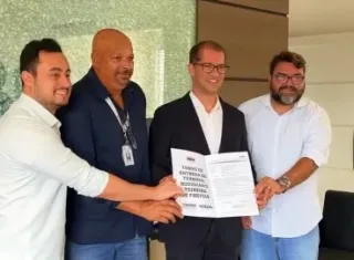 Prefeito Dr. Marcelo Belitardo assina documento e Prefeitura assume nova rodoviária de Teixeira de Freitas