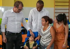 Prefeito Dr. Marcelo Belitardo faz entrega de cadeiras de rodas a pacientes do CER IV