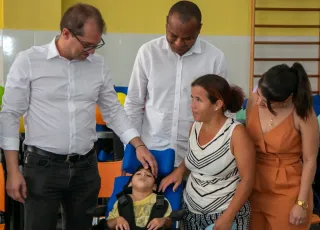 Prefeito Dr. Marcelo Belitardo faz entrega de cadeiras de rodas a pacientes do CER IV