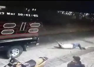 Prefeito é amarrado em carro e arrastado por não cumprir promessas - Veja o vídeo