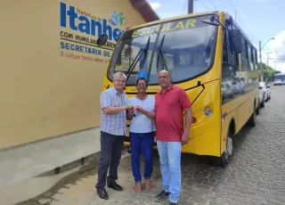 Prefeito de Itanhém entrega ônibus escolar novo para Batinga e confirma reforma da Escola Eulinda Gavazza