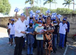 Prefeito faz entrega de 650 uniformes a alunos do Colégio São Bernardo, em Itanhém