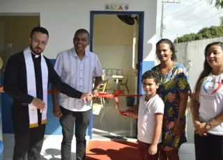 Prefeito Gilvan Produções inaugura em Prado uma nova sala de aula na Escola Municipal Valdelita