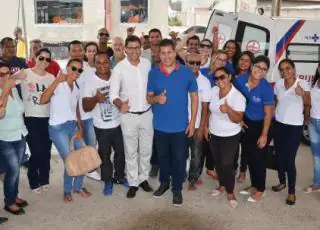 Prefeito Léo Brito entrega ambulância zero quilômetro para os moradores de São José de Alcobaça