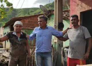 Prefeito Lili visita famílias desabrigadas pelas chuvas em Jucuruçu