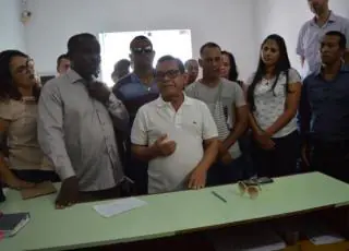 Prefeito Manoelzinho da Madeira dá posse aos novos secretários de Saúde e Obras de Nova Viçosa.