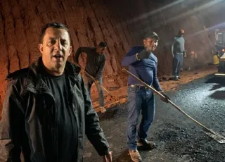 Prefeito Manrick Teixeira acompanha aplicação de asfalto da Ladeira do 22 em Vereda