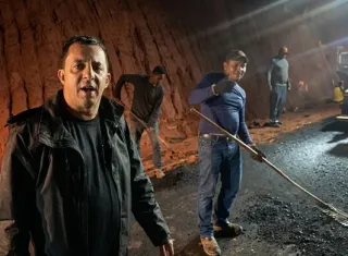 Prefeito Manrick Teixeira acompanha aplicação de asfalto da Ladeira do 22 em Vereda