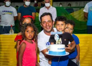 Prefeito Manrick Teixeira comemora aniversário entregando eletrodomésticos as famílias vítimas das enchentes, em Cruzeiro do Sul