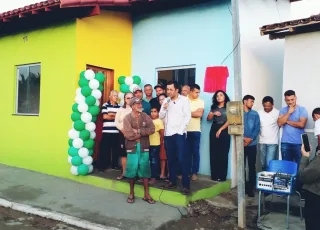 Prefeito Manrick Teixeira entrega duas casas do programa Minha Casa Melhor no distrito de Cruzeiro do Sul