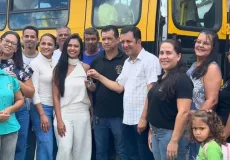 Prefeito Manrick Teixeira entrega ônibus escolar 0km e caminhonete Hilux 4x4 para Escola de São João da Prata