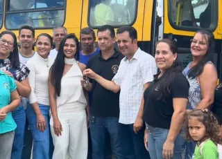 Prefeito Manrick Teixeira entrega ônibus escolar 0km e caminhonete Hilux 4x4 para Escola de São João da Prata