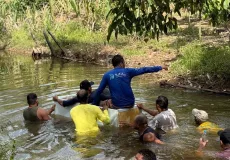Prefeito Manrick Teixeira participa de mutirão de limpeza do Rio do Sul ao lado da comunidade