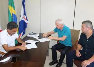 Prefeito Marcelo Angênica assina contrato de venda da “Praça do Rotary” em Itamaraju