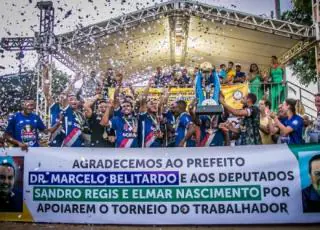 Prefeito Marcelo Belitardo faz entrega dos troféus aos campeões do Torneio do Trabalhador em Teixeira de Freitas