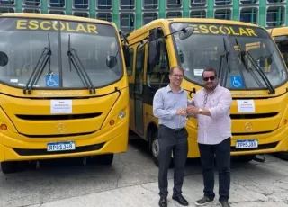 Prefeito Marcelo Belitardo recebe dois ônibus escolares  através de emenda parlamentar do deputado Sandro Régis