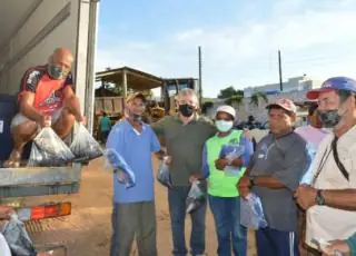 Prefeito Mildson entrega uniformes e peixes aos servidores da Infraestrutura