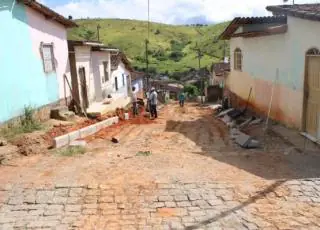 Prefeito Mildson inicia pavimentação de mais duas ruas no Bairro Monte Santo