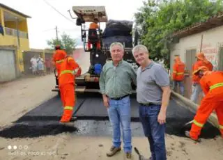 Prefeito Mildson Medeiros comemora a chegada do asfalto na estrada de Batinga