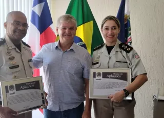 Prefeito Mildson Medeiros  entrega Moção de Aplausos a comandate da 44ª CIPM Kelly Ravani e  major Calmon, diretor do CPM de Teixeira de Freitas