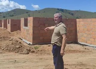 Prefeito Mildson Medeiros faz visita em obras do novo conjunto habitacional. Primeira etapa serão 46 casas