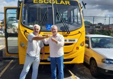 Prefeito Mildson Medeiros recebe novo ônibus para transporte escolar em Itanhém