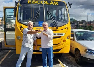 Prefeito Mildson Medeiros recebe novo ônibus para transporte escolar em Itanhém