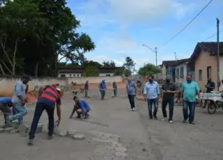 Prefeito Mildson vistoria obras de calçamento de ruas em Itanhém