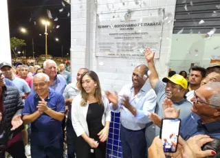 Prefeito Robertinho chega dirigindo ônibus durante inauguração do Terminal Rodoviário em Itabatã