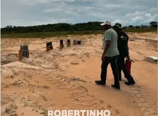    Prefeito Robertinho confere os últimos ajustes do show pirotécnico da virada em Mucuri