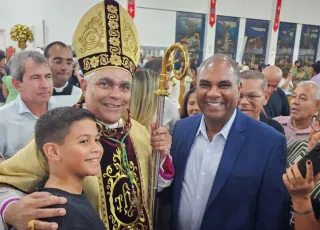 Prefeito Robertinho participa da posse de Dom Aldemiro em Teixeira de Freitas