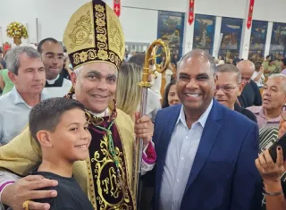 Prefeito Robertinho participa da posse de Dom Aldemiro em Teixeira de Freitas