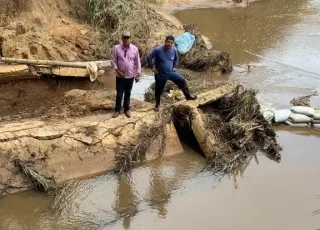 Prefeito Sílvio Ramalho acompanha os serviços de recuperação das estradas afetadas pelas  chuvas no município de Caravelas