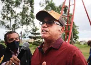 Prefeito Silvio Ramalho, presidente do Consaúde visita local onde será construído o Hospital Costa das Baleias em Teixeira