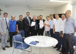 Prefeito Temóteo Brito assina contrato para liberação de recurso para compra de equipamentos agrícolas