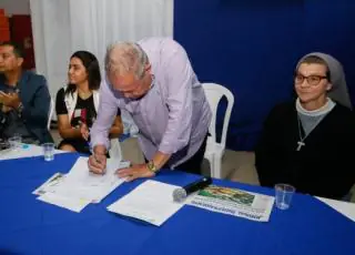 Prefeito Temotéo Brito assina doação de terreno a Escola Conveniada Paz e Bem