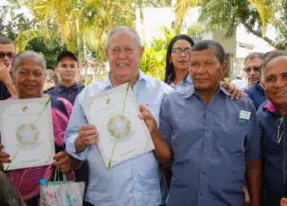 Prefeito Temóteo Brito faz entrega 64 títulos dominiais para moradores do Colina Verde, Ulisses Guimarães e Liberdade 1 e 2